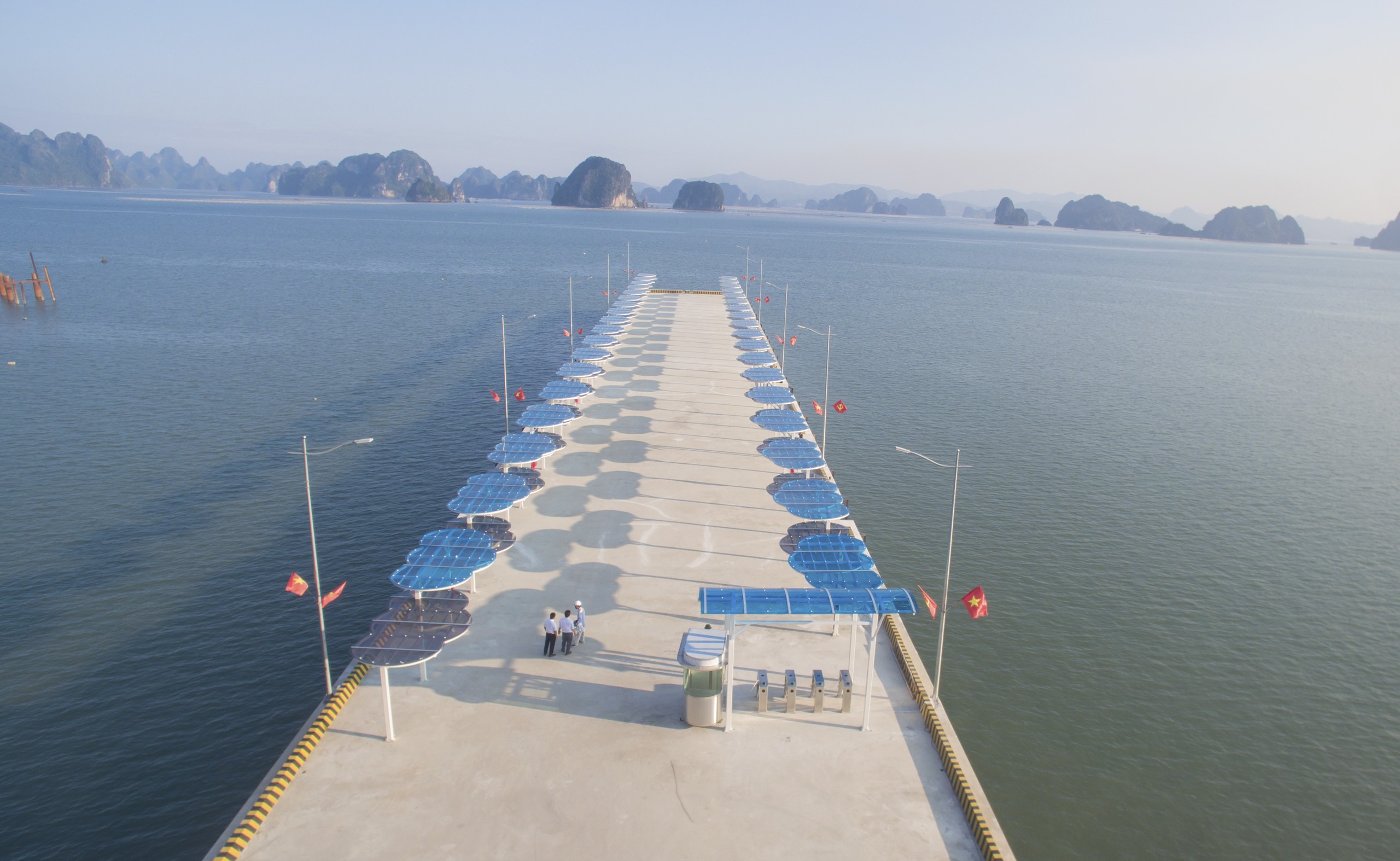 Mái chờ bến cảng quốc tế Ao Tiên - Vân Đồn - Quảng Ninh được làm bằng tấm nhựa kính cường lực cao cấp 