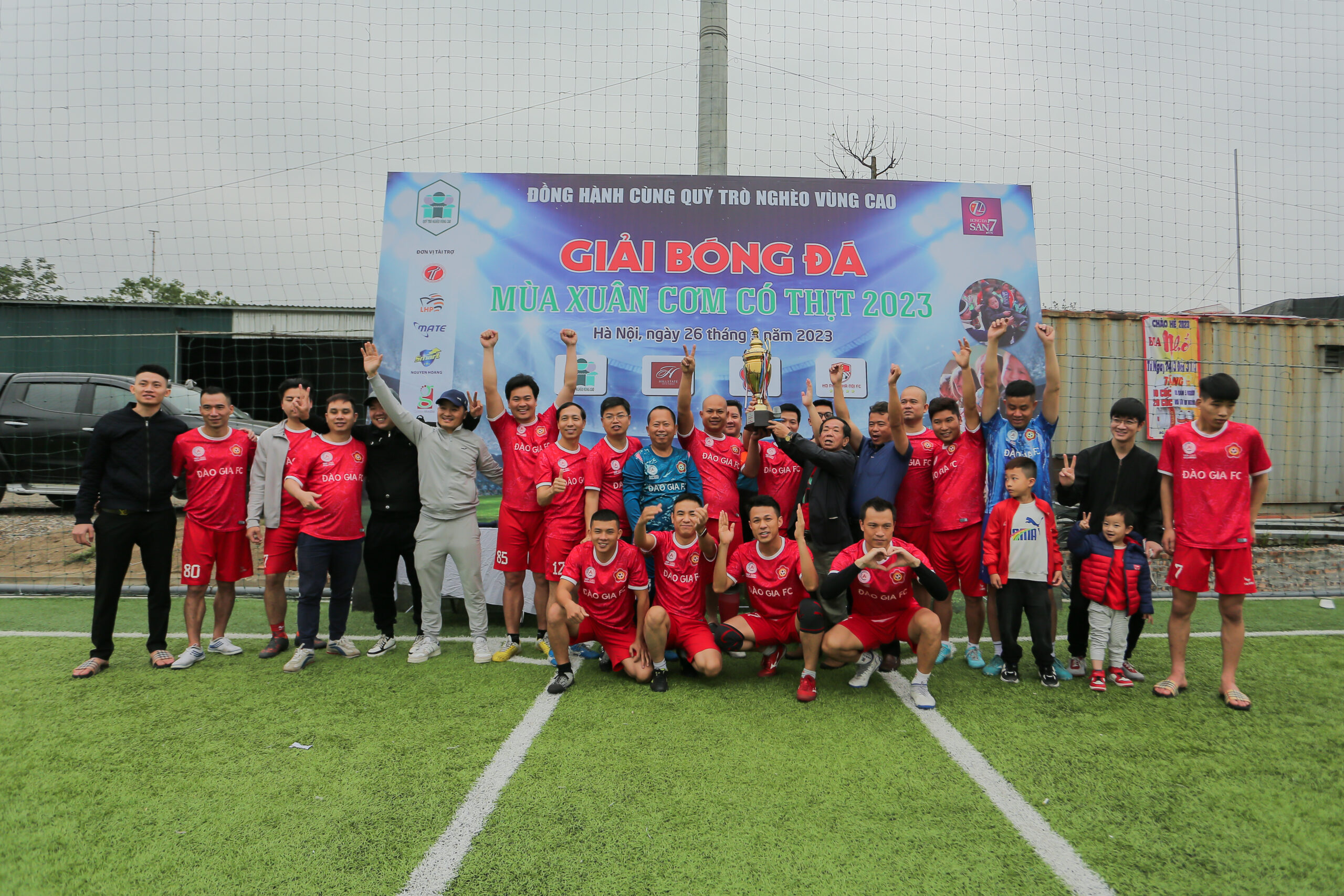 Dội bóng " Họ Đào FC " đã xuất sắc giành được cup vô địch của giải đấu