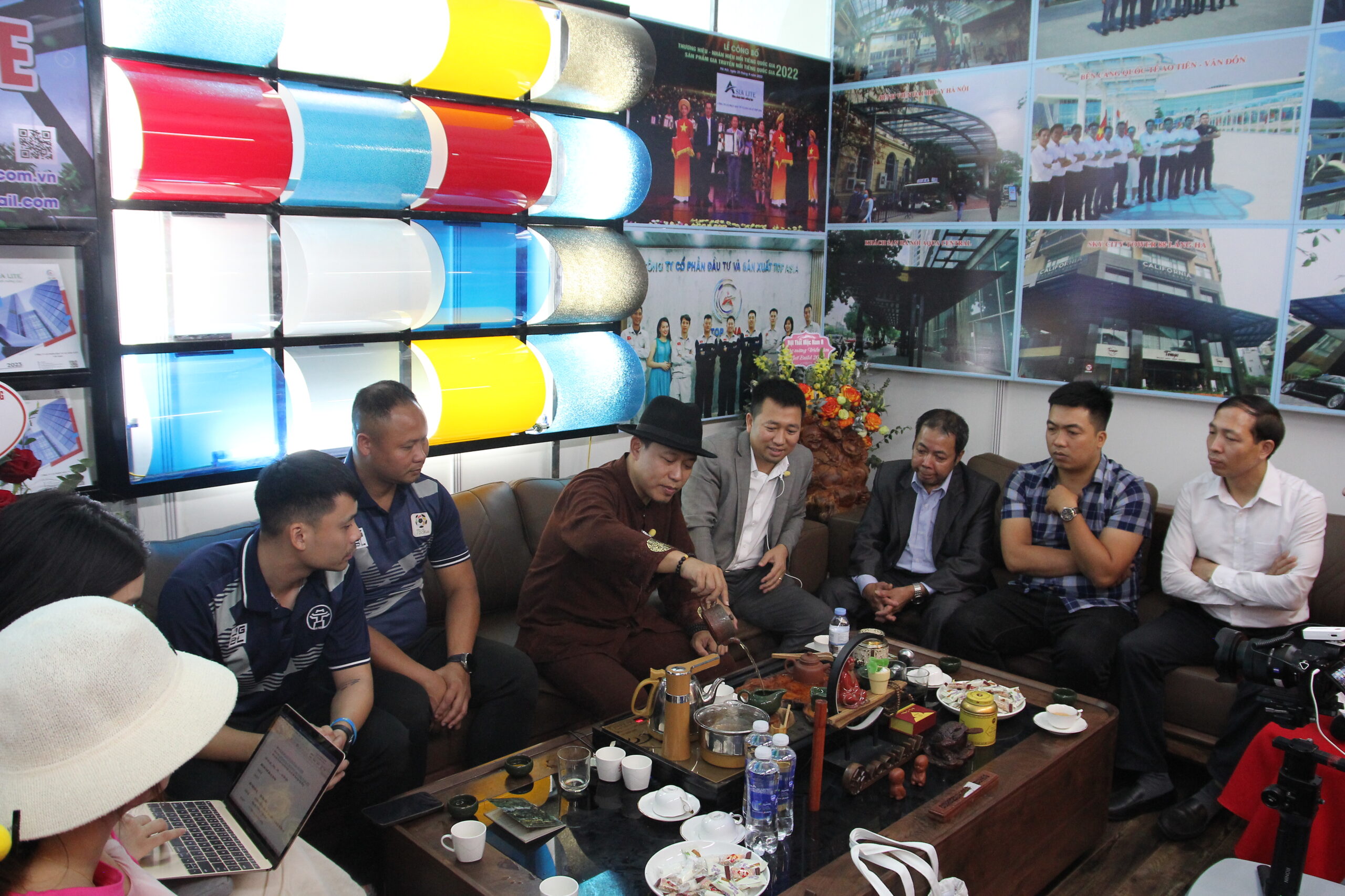 Anh Đào Đức Hiếu - CEO Trè Shan Tuyết Suối giàng thăm gian hàng của nhựa kính cường lực ASIA LITE