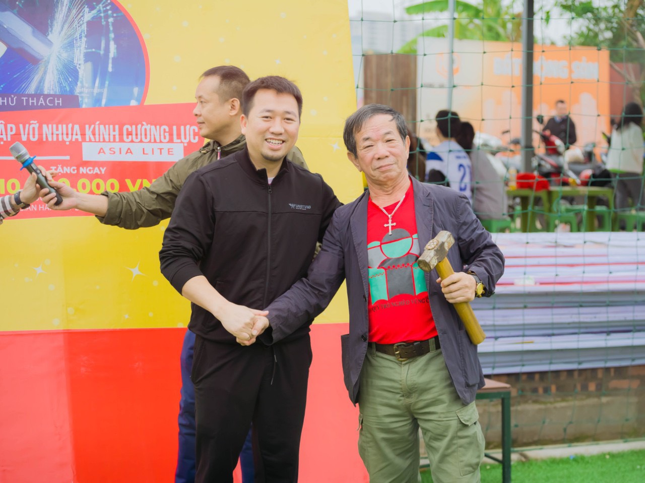 Ông Đào Mạnh Cường ( Chủ tịch công ty CP ĐT & SX Top Asia) chụp ảnh lưu niệm cùng Ông Đặng Gia Mẫn ( Trưởng Ban tổ chức giải )